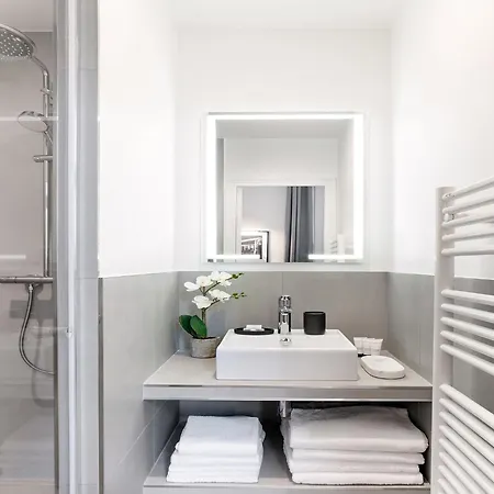 Livinparis Luxury Ac 3 Bedrooms Le Louvre Ii Paris