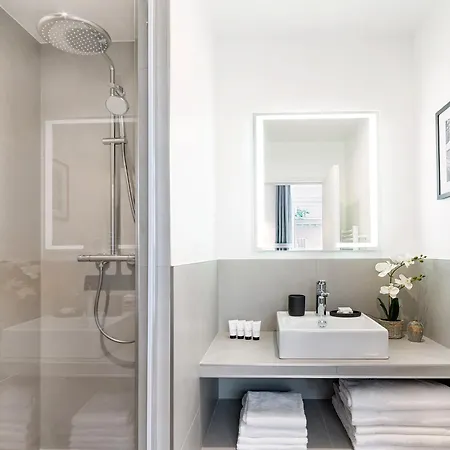Livinparis Luxury Ac 3 Bedrooms Le Louvre Ii Apartment Paris