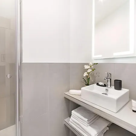 Apartment Livinparis Luxury Ac 3 Bedrooms Le Louvre Ii Paris